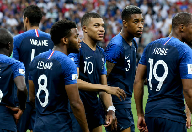 随着足球在 随着足球在